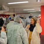 Bevor es zu den Lebensmitteln in die Markhallen ging, mussten sich die Teilnehmer aus Hygienegründen erst Schutzkleidung anziehen. Foto: VKD