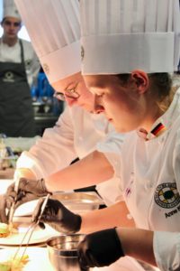 Bei den Junioren liegt der Trainigsfokus auf der Patisserie. Foto: Aina Keller