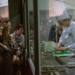 Besucher beobachten ganz genau, was das Junior Team in der gläsernen Küche macht. Foto: VKD
