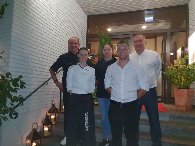 Team des Gasthaus Schulte in Wickede: (oben) Christian Krüger, Inhaber und Ausbilder Köche, Sabrina Kolar, Auszubildende Köchin 1. Lehrjahr, Bernd Grunwald, Leiter Service, Ausbilder Service, (unten) Elena Felde, Auszubildende Köchin 3. Lehrjahr, Iven Bierbaum, Auszubildender Service 1.Lehrjahr. Foto: Gasthaus Schulte