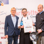 Stolzer Sieger der Kategorie Dessert: Sebastian Knuppertz (mitte) mit Jurymitglied Joachim Feinauer (rechts) und René Keller von HUG. Foto: HUG