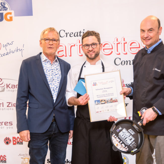 Stolzer Sieger der Kategorie Dessert: Sebastian Knuppertz (mitte) mit Jurymitglied Joachim Feinauer (rechts) und René Keller von HUG. Foto: HUG