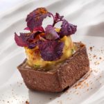 Kreation beim HUG-Wettbewerb 2018 mit Banane, Schwarzwaldmiso, Umeboshi und Karamell. Foto: HUG