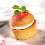 Kreation beim HUG-Wettbewerb 2018 mit Matcha, Baiser und Himbeere. Foto: HUG