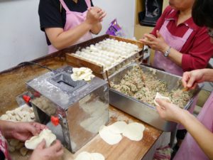 Asiatische Knödel-Produktion bei »Happy Dumplings«. Foto: Privat