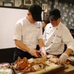 Unter genauer Beobachtung zerlegt Bruno Ebermann ein Schwein im Mountain Sea House. Foto: Privat