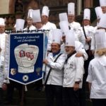 Fröhlicher Verein: Mitglieder des Köchevereins Aschaffenburg-Miltenberg anlässlich der Fahnenweihe 2014. Foto: Köcheverein Aschaffenburg-Miltenberg e. V.