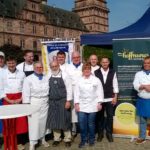 Ein absolutes Muss im Jahreskalender: Spargel schälen auf dem Aschaffenburger Wochenmarkt. Foto: Köcheverein Aschaffenburg-Miltenberg e. V.