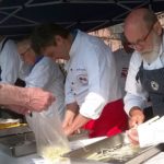 Ein absolutes Muss im Jahreskalender: Spargel schälen auf dem Aschaffenburger Wochenmarkt. Foto: Köcheverein Aschaffenburg-Miltenberg e. V.