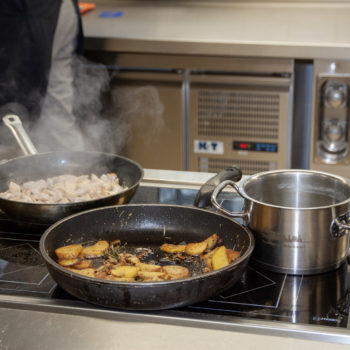 Es dampft und brodelt in Töpfen und Pfannen. Foto: VKD