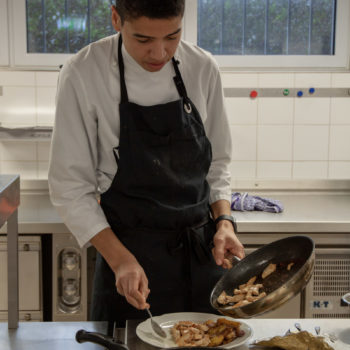 Fertig: Tomas Njie richtet seinen Teller an. Foto: VKD