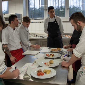 Die Koch-Azubis versammeln sich um ihre Teller und besprechen die Ergebnisse. Foto: VKD