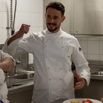Berufsschullehrer Markus Wolf bespricht mit den angehenden Köche die Teller. Foto: VKD
