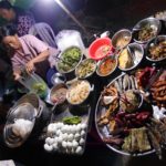 Currys, eingelegte Gurken und Gemüse und Embryo-Eier - das Streetfood ist sehr facettenreich. Foto: Privat