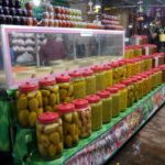 Eine Besonderheit der Küche in Kambodscha: sauer eingelegte grüne Mangos, Baumfrüchte oder Gurken. Foto: Privat