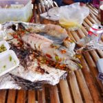 Während eines Ausflugs mit Koch Pherak und anderen Hostelbewohnern kommen allerhand Leckereien auf den Picknicktisch. Foto: Privat