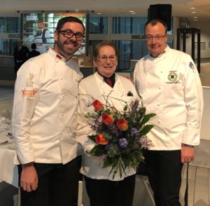 Blumen für die neue Ehrensenatorin von VKD-Vizepräsident Daniel Schade (links) und Andreas Truglia, LV-Vorsitzender Berlin-Brandenburg. Foto: privat