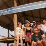 Pherak (rechts), Bruno (davor) und weitere Hostelbewohner während eines Ausflugs. Foto: Privat