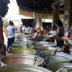 Am Straßenrand kochen Frauen Currys, Gemüse und Reis. Foto: Privat