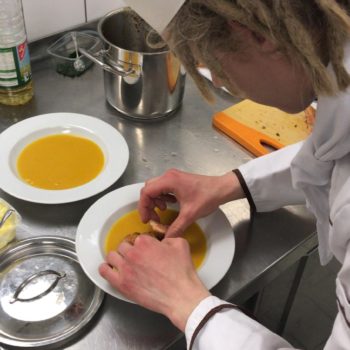 Die Teilnehmer kreieren Menüs, zeigen ihr handwerkliches Können mit scharfen Messern und den kreativen Umgang mit Lebensmitteln. Foto: LV Berlin-Brandenburg