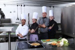 Mit viel Liebe zum Beruf: Jugendlichen wird in Fulda das 1x1 des Kochens beigebracht. Foto: Eduard-Stieler-Schule Fulda