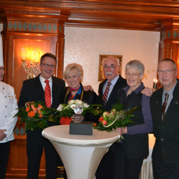 Der Große Preis der Köche des Lipperlandes hat Tradition, auf dem Foto sind die Preisträger von 2013 zu sehen, Schriftführer des Vereins Uwe Eggers (ganz rechts) und Ralf-Wilhelm Kanne (2. v. l.) vom Unternehmen Handelshof (Förderer). Foto: Köcheclub Lippe von 2010 e. V.