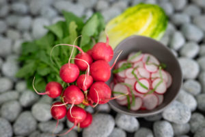 Radieschen sind eine beliebte Zutat in der Rohkostküche. Foto: VKD/Ingo Hilger