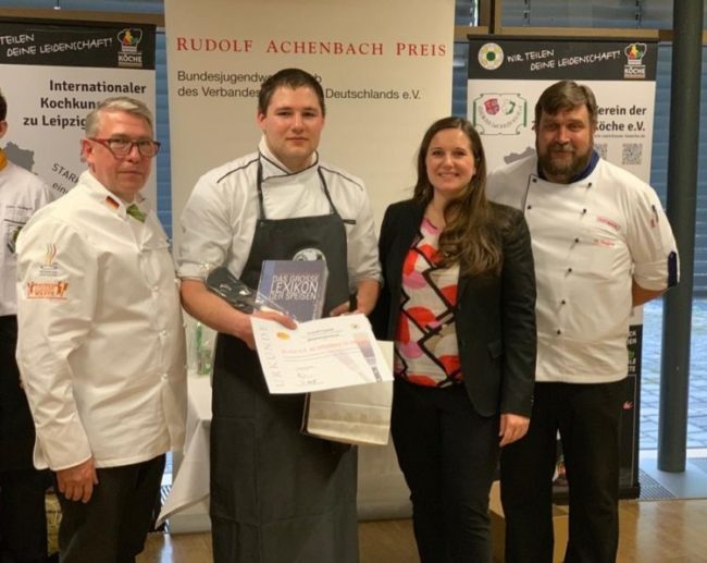 Thoralf Poppitz vom Hotel Hotel Röhrsdorfer Hof in Chemnitz gewinnt den Vorentscheid - hier im Bild mit LV-Vorsitzendem Thomas Wolffgang, Katrin Achenbach und Jugendwart Thomas Sieglow (v.l.). Foto: LV Mitteldeutschland