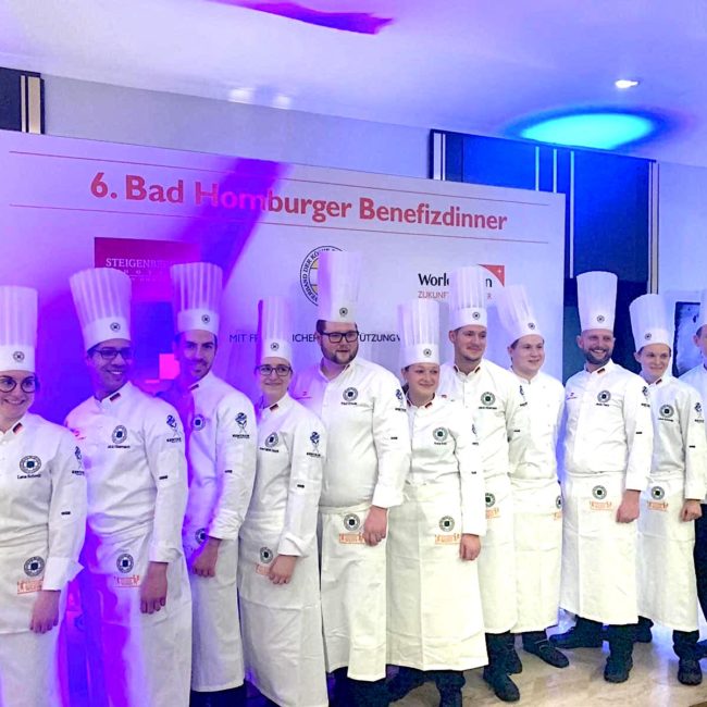 Mitglieder des Junior und Senior Teams bekochten beim Benefizdinner die Gäste gemeinsam. Foto: VKD