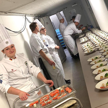 Den Abend nutzten die Teams, um weiter an ihren Wettbewerbsmenüs zu feilen und die Abläufe zu trainieren. Foto: VKD