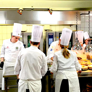 Jugendnationalmannschaft und Nationalmannschaft arbeiten in der Küche Hand in Hand. Foto: VKD