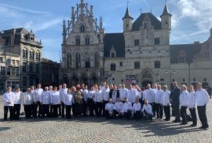 Europäische Köche stellen sich auf für das Gruppenfoto auf dem Grote Markt in Mechelen, Belgien. Fotos: Mike Pansi/Koch G5