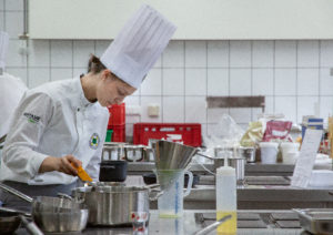 Anna Stocker arbeitet hoch konzentriert in der Wettbewerbsküche. Am Abend des 19. Mai 2019 wurde sie als Deutschlands beste Nachwuchsköchin 2019 gekürt. Foto: VKD/Sonja Kuhl