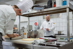 Aufmerksam beobachtet Juror Sven Reschke die Teilnehmenden und macht Notizen. Foto: VKD