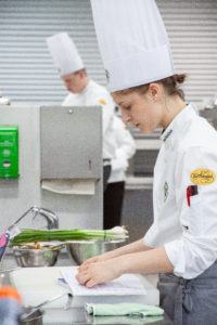 Anna Stocker arbeitet hoch konzentriert in der Wettbewerbsküche. Am Abend des 19. Mai 2019 wurde sie als Deutschlands beste Nachwuchsköchin 2019 gekürt. Foto: VKD/Sonja Kuhl