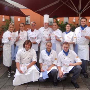 Gruppenfoto mit dem Ehrenvorsitzenden Klaus Huber (mit Kochmütze). Foto: Club der Köche Ratisbona e.V.