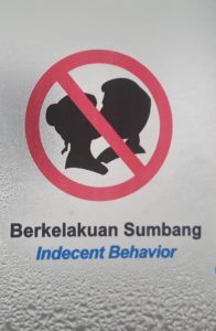 Ein Schild an der Bushaltestelle verbietet das Küssen in der Öffentlichkeit. Foto: Privat