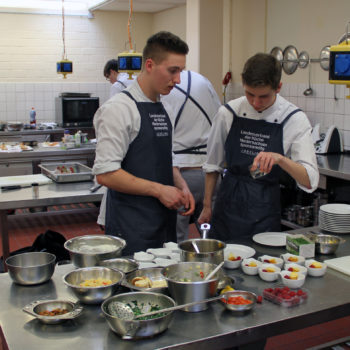 Nachwuchstalente in Aktion: Teilnehmer des Cook Tank 2019. Photo: Berufsbildende Schulen Cuxhaven