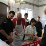 In Kochs Fleischerei durften die Azubis eigene Wurst herstellen. Foto: Koch Club Kassel e. V.