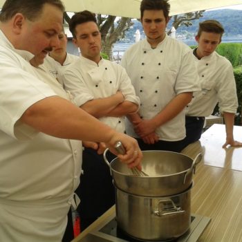 Von den Alten lernen: Martin Baumgärtel mit jungen Kolleginnen und Kollegen. Foto: Bodensee-Kochverein Club der Köche e. V