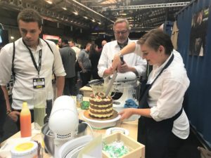 Pâttisière Laura Schönberger begeisterte die Fachbesucher mit einer Torten-Präsentation
