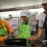 Falafel wenden. Foto: VKD