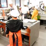 Luke braucht eine Kiste als Hocker, um groß genug zu sein. Foto: VKD