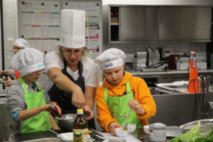 Mit der Unterstützung von Profis bereiteten die Kinder eigene Gerichte zu. Foto: VKD