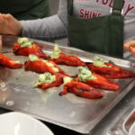 Erwachsene Hände helfen Kinderhänden. Foto: VKD