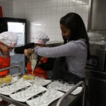 Beim Befüllen der kleinen Suppengläschen bekommen die Kinder Hilfe. Foto: VKD