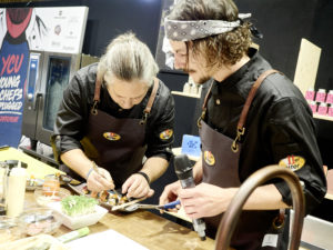 Auf der Bühne von Young Chefs Unplugged wurden nicht nur Vorträge gehalten, sondern auch live Gerichte zubereitet. Foto: Michael Gunz