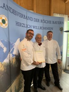 VKD-Vizepräsident Daniel Schade (links) und Landesverbandsvorsitzender Siegfried Arlt (rechts) ehren Siegfried Schaber. Foto: Landesverband der Köche Bayern