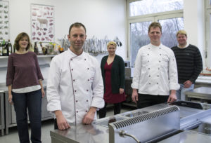 Als Lehrkräfte für den Bildungsgang Koch arbeiten (v. l. n. r.) Jeannette Musch, Thiemo Hinz, Katharina Steffen, Marcus Emmerich und Eugen Fürle eng als Team zusammen. Foto: Gisbert-von-Romberg-Berufskolleg