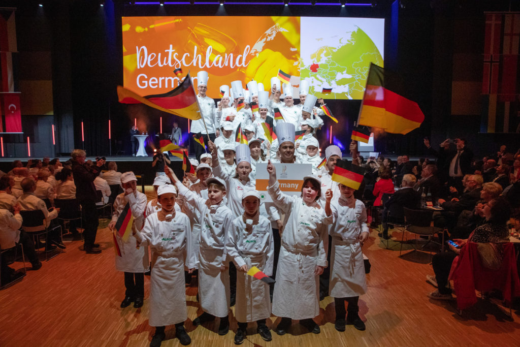 Team Germany und 20 Miniköche beim Einmarsch der Nationen. Foto: IKA/Culinary Olympics